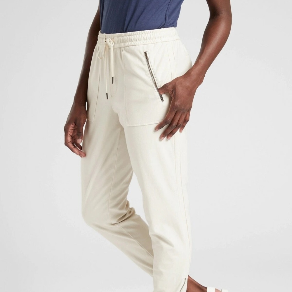 Athleta Farallon Jogger Size 4. Cream. Like new